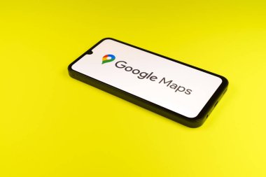 Prag, Çek: Logo Google Haritaları ile izole edilmiş arka planda modern akıllı telefon 