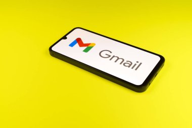 Prag, Çek: Logo gmail ile izole edilmiş arka planda modern akıllı telefon  