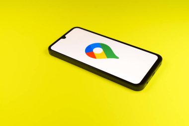 Prag, Çek Cumhuriyeti - 21 Ekim 2024: Google Maps logosunu gösteren modern akıllı telefon aygıtı.