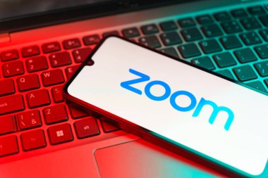 Prag, Çek: Laptop bilgisayarında zoom logosu olan modern akıllı telefon