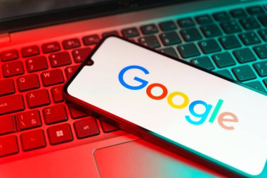 Prag, Çek: Laptop bilgisayarında google logosu olan modern akıllı telefon