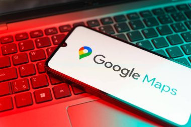 Prag, Çek: Laptop bilgisayarında Google haritaları logosu olan modern akıllı telefon