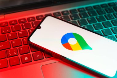 Prag, Çek Cumhuriyeti - 720 2024: Google Maps logosunu gösteren akıllı telefon. Google Maps tüm dünyanın haritalarını içeren bir harita sunucusudur.