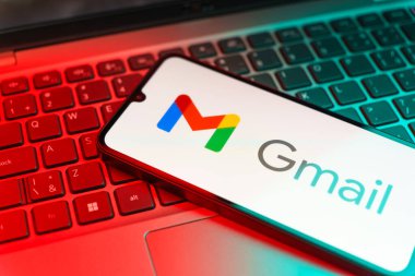 Prag, Çek Cumhuriyeti - 10 21 2024: Google posta logosunu gösteren akıllı telefon