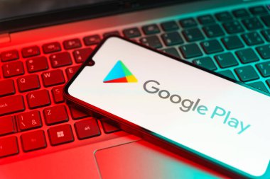 Prag, Çek: Laptop bilgisayarında Google oynatma logosu olan modern akıllı telefon