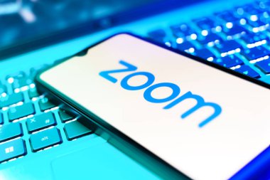 Prag, Çek: Laptop bilgisayarında zoom logosu olan modern akıllı telefon