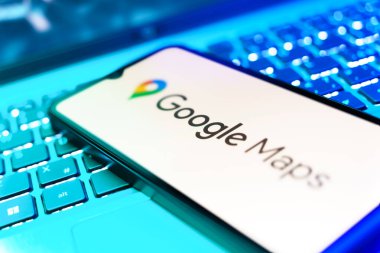 Prag, Çek: Laptop bilgisayarında Google haritaları logosu olan modern akıllı telefon