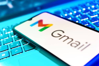 Prag, Çek: Laptop bilgisayarında gmail logosu olan modern akıllı telefon
