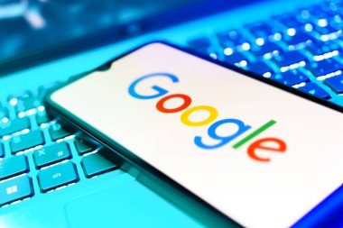 Prag, Çek: Laptop bilgisayarında google logosu olan modern akıllı telefon