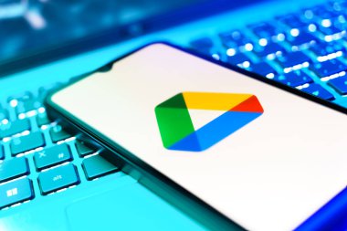 Prag, Çek Cumhuriyeti - 21 Ekim 2024: Google sürücüsü logosunu gösteren modern akıllı telefon aygıtı.