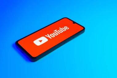 Prag, Çek: Mavi zemin üzerinde Youtube logosu olan modern akıllı telefon aygıtı.