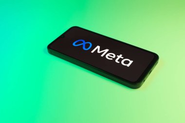 Prag, Çek: Logo meta ile izole edilmiş arka planda modern akıllı telefon