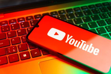 Prag, Çek: Laptop bilgisayarında Youtube logosu olan modern akıllı telefon