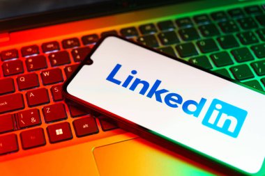 Prag, Çek: Laptop bilgisayarında logo bağlantısı olan modern akıllı telefon