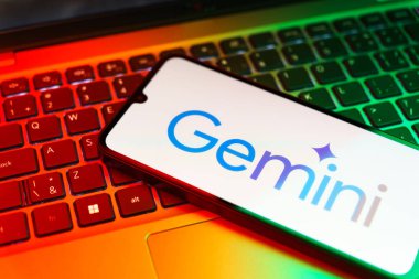 Prag, Çek Cumhuriyeti - 823 2024: Google Gemini logosunu gösteren akıllı telefon. Gemini sanatsal bütünlük sohbet robotu..