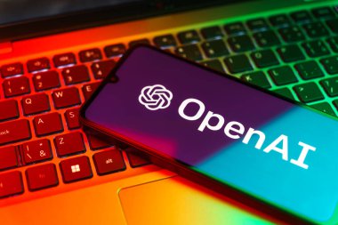 Prag, Çek: Laptop bilgisayarında openai logosu olan modern akıllı telefon