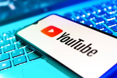 Prag, Çek: Laptop bilgisayarında Youtube logosu olan modern akıllı telefon