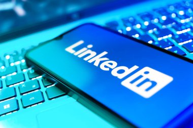 Prag, Çek: Laptop bilgisayarında logo bağlantısı olan modern akıllı telefon