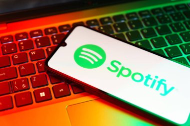 Prag, Çek: Laptop bilgisayarında spor logosu bulunan modern akıllı telefon