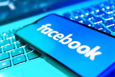 Prag, Çek: Bilgisayarında facebook logosu olan modern akıllı telefon