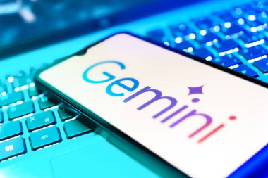 Prag, Çek: Dizüstü bilgisayarında gemini logosu olan modern akıllı telefon