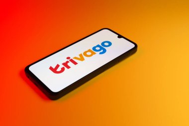 Prag, Çek: Logo trivago ile izole edilmiş arka planda modern akıllı telefon aygıtı