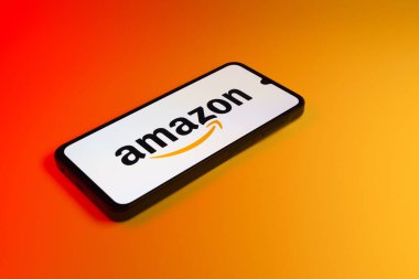 Prag, Çek: Logo amazonu ile izole edilmiş arka planda modern akıllı telefon aygıtı 