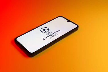 Prag, Çek: Logo şampiyonları liginde izole edilmiş arka planda modern akıllı telefon aygıtı 