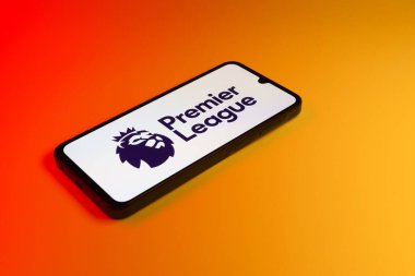 Prag, Çek: Logo premier ligi ile izole edilmiş arka planda modern akıllı telefon aygıtı 