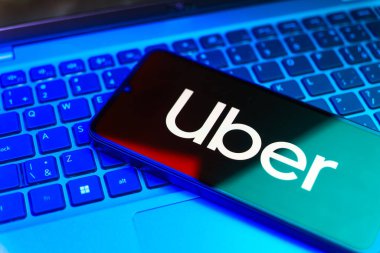 Prag, Çek Cumhuriyeti - 10 21 2024: Uber logosunu gösteren akıllı telefon.