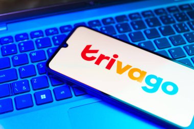 Prag, Çek: Dizüstü bilgisayarında trivago logosu olan modern akıllı telefon