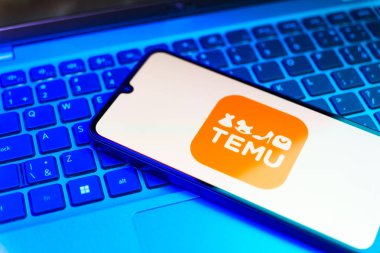 Prag, Çek: Dizüstü bilgisayarında Temu logosu olan modern akıllı telefon