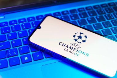 Prag, Çek: Dizüstü bilgisayarında Şampiyonlar Ligi logosu olan modern akıllı telefon