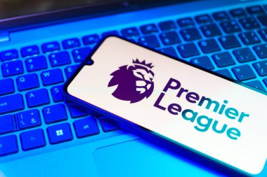 Prag, Çek: Laptop bilgisayarında premier lig logosuna sahip modern akıllı telefon