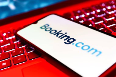 Prag, Çek: Laptop bilgisayarında Booing.com logosu olan modern akıllı telefon