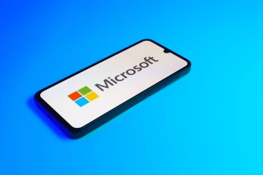Prag, Çek: Mavi yüzey zemininde mikrosoft logosuna sahip modern akıllı telefon aygıtı.