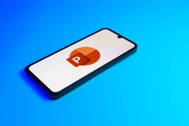 Prag, Çek Cumhuriyeti - 21 Ekim 2024: Microsoft güç noktası logosunu gösteren modern akıllı telefon aygıtı.