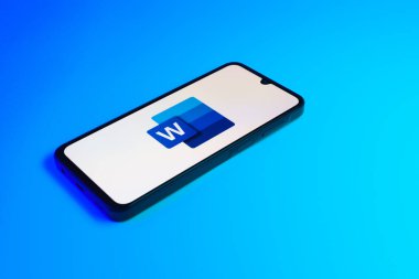 Prag, Çek Cumhuriyeti - 21 Ekim 2024: Microsoft Word logosunu gösteren modern akıllı telefon aygıtı.