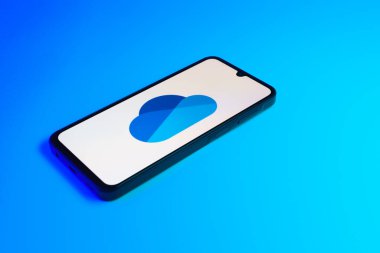 Prag, Çek Cumhuriyeti - 21 Ekim 2024: Microsoft OneDrive logosunu gösteren modern akıllı telefon aygıtı.