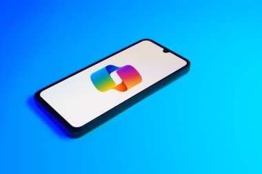 Prag, Çek Cumhuriyeti - 21 Ekim 2024: Microsoft Copilot logosunu gösteren modern akıllı telefon aygıtı.
