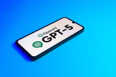 Prag, Çek: Gpt-5 logosuna sahip mavi yüzey arka planında modern akıllı telefon aygıtı. 