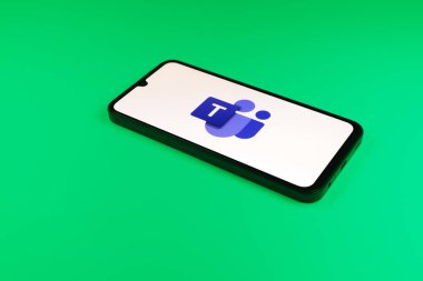 Prag, Çek Cumhuriyeti - 21 Ekim 2024: Microsoft Ekip logolarını gösteren modern akıllı telefon aygıtı.