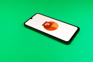 Prag, Çek Cumhuriyeti - 21 Ekim 2024: Microsoft güç noktası logosunu gösteren modern akıllı telefon aygıtı.