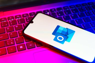 Prag, Çek Cumhuriyeti - 730 2024: Microsoft Outlook logosunu gösteren akıllı telefon.