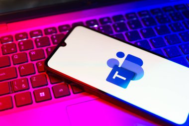 Prag, Çek Cumhuriyeti - 21 Ekim 2024: Microsoft Ekip logolarını gösteren modern akıllı telefon aygıtı.