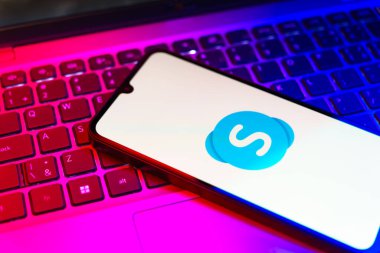 Prag, Çek Cumhuriyeti - 10 21 2024: Skype logosunu gösteren akıllı telefon.