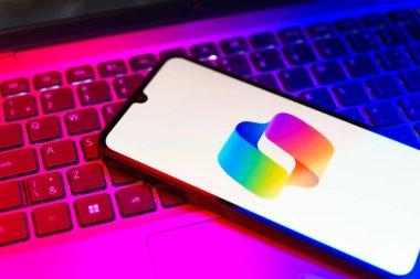 Prag, Çek Cumhuriyeti - 21 Ekim 2024: Microsoft Copilot logosunu gösteren modern akıllı telefon aygıtı.