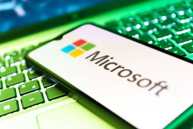 Prag, Çek: Dizüstü bilgisayarında mikrosoft logosu olan modern akıllı telefon