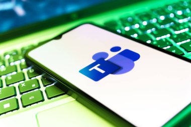 Prag, Çek Cumhuriyeti - 21 Ekim 2024: Yüzeyde ekiplerin logosunu gösteren modern akıllı telefon aygıtı.