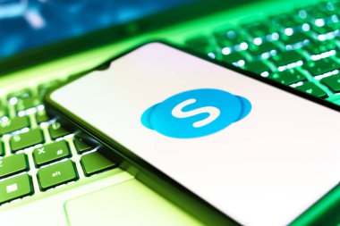 Prag, Çek: Laptop bilgisayarında skype logosu olan modern akıllı telefon